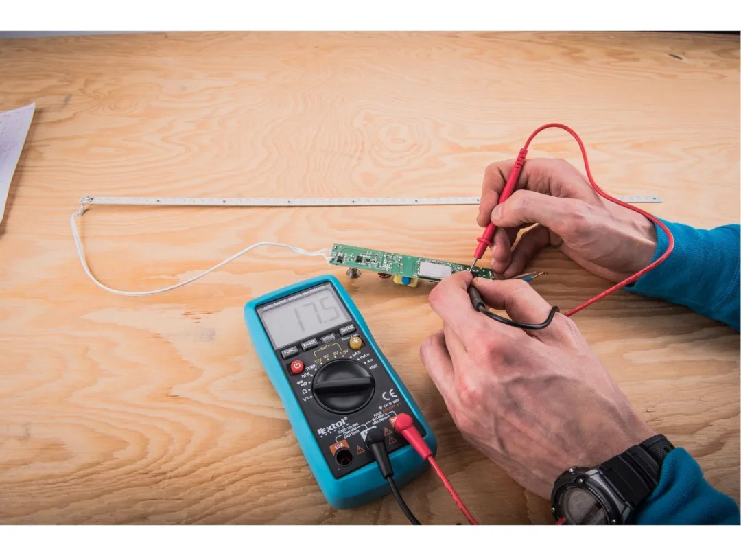 multimetr digitální s automatickou volbou rozsahů b